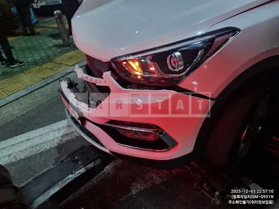 Photo 2 of 8: 2017 Hyundai Santa Fe, VIN KMHSW81XDHU735865 — Korean insurance auction