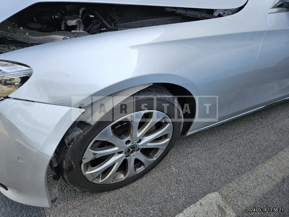 Photo 2 of 18: 2018 Mercedes-Benz E300 4Matic, VIN WDDZF4KB9KA528991 — Korean insurance auction