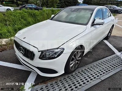 Photo 1 of 18: 2019 Mercedes-Benz E300 4Matic, VIN WDDZF4KB8KA681667 — Korean insurance auction