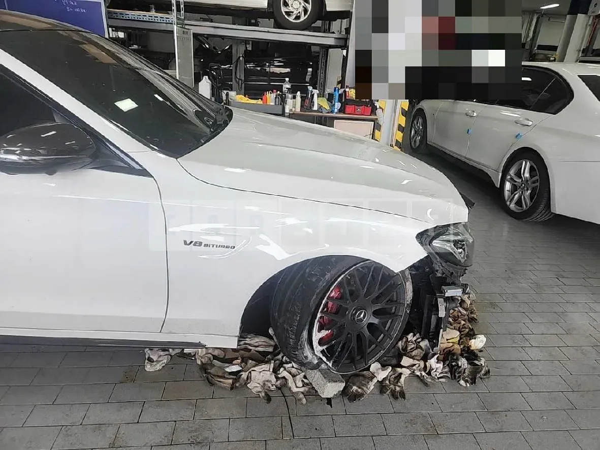 Photo 2 of 20: 2018 Mercedes-Benz C63 — Korean insurance auction