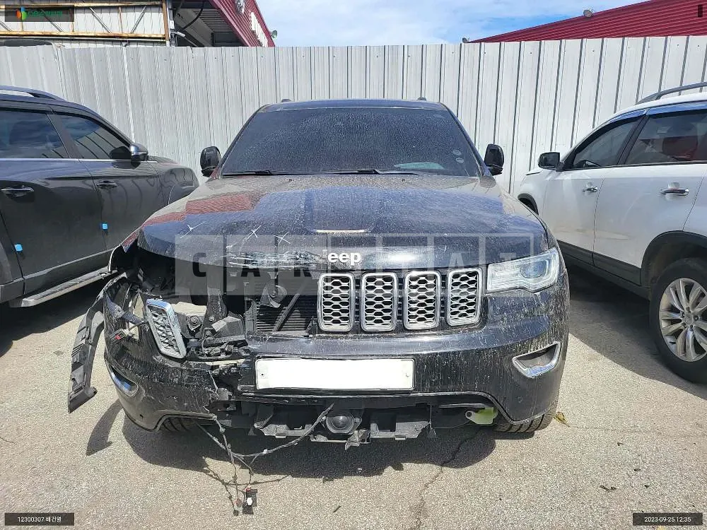 Photo 2 of 21: 2017 Jeep Zip Grand Cherokee, VIN 1C4RJFCG2HC747237 — Korean insurance auction