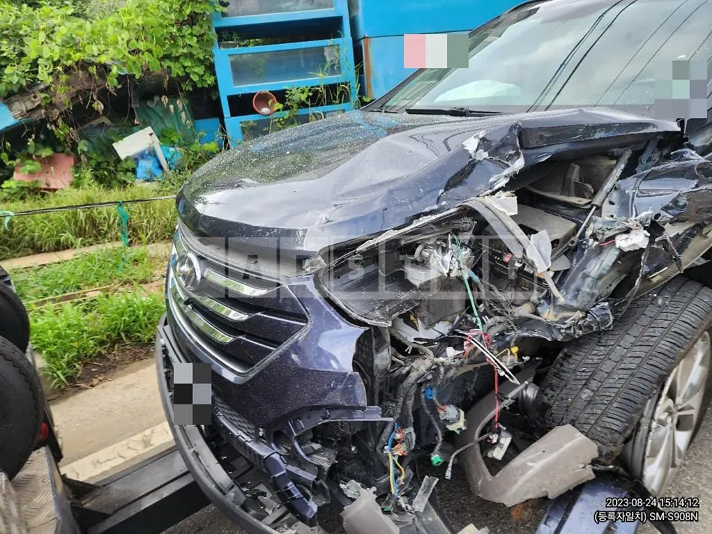 Photo 2 of 13: 2014 Hyundai Santa Fe, VIN KMHSW81UBFU329163 — Korean insurance auction