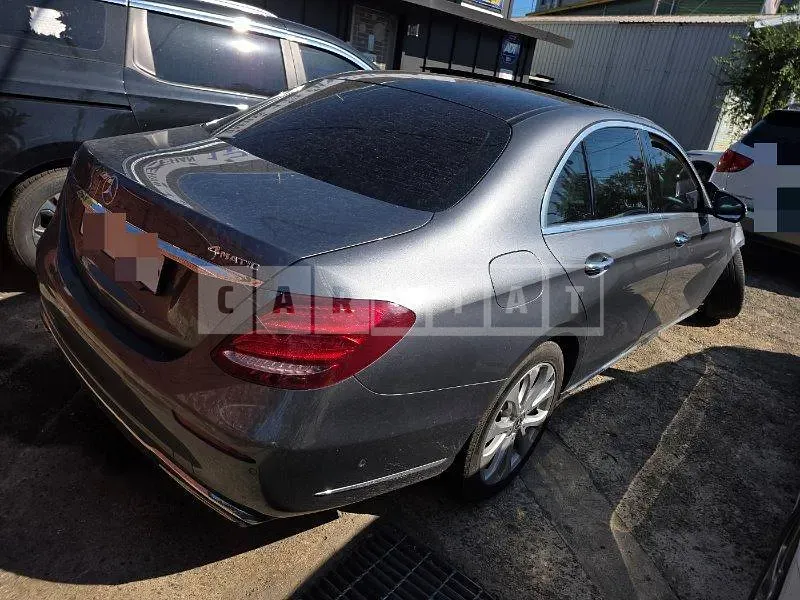 Photo 2 of 18: 2017 Mercedes-Benz E300 4Matic — Korean insurance auction