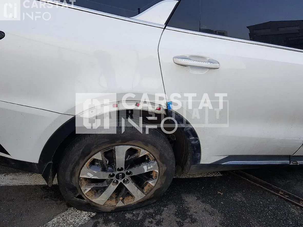 Photo 2 of 9: 2021 Kia Sorento, VIN KNARH81BGMA088715 — Korean insurance auction