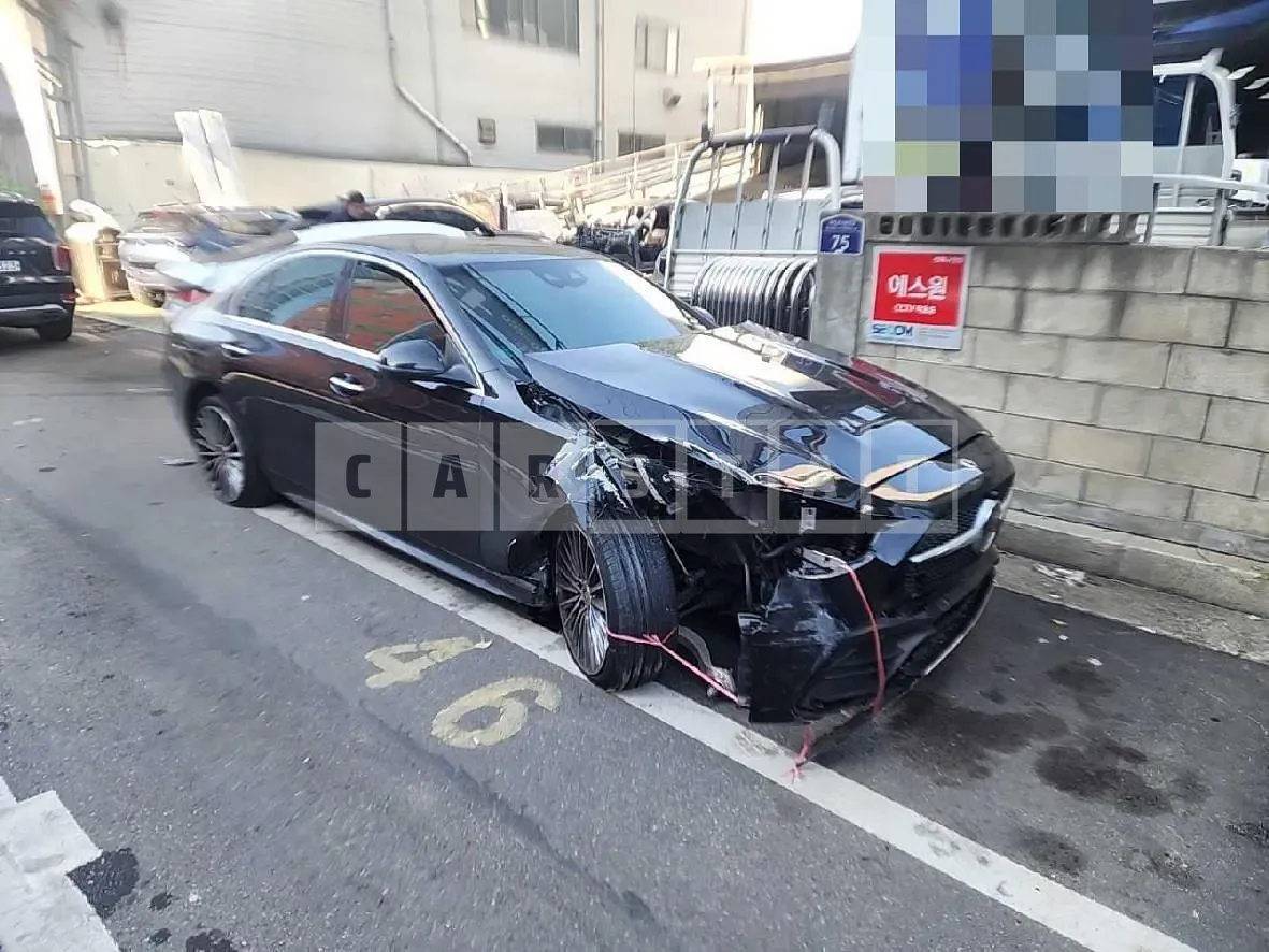 Photo 2 of 23: 2022 Mercedes-Benz C300, VIN W1KAF4GB3NF055781 — Korean insurance auction