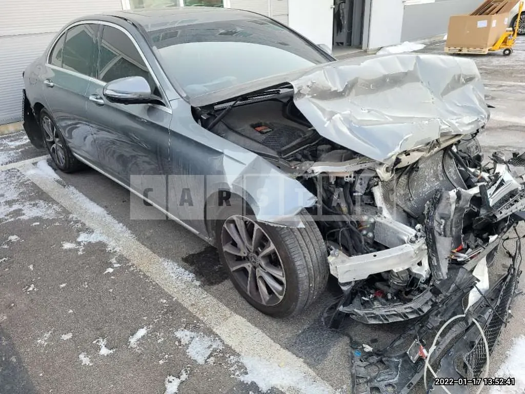 Photo 2 of 25: 2019 Mercedes-Benz E 300 4Matic, VIN WDDZF4KB1KA568515 — Korean insurance auction