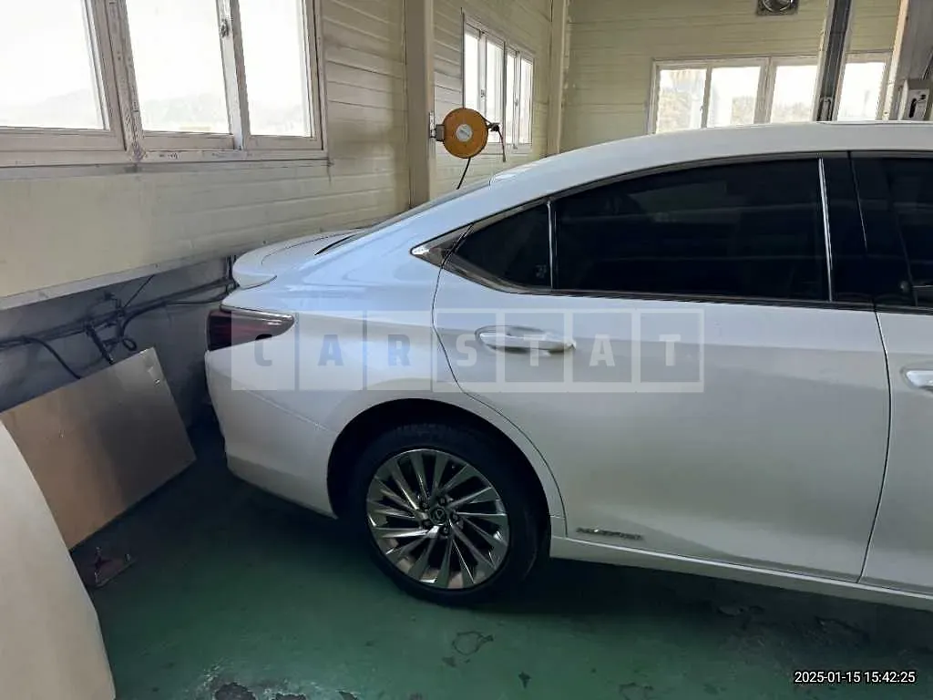 Photo 2 of 11: 2019 Lexus ES300h — Korean insurance auction