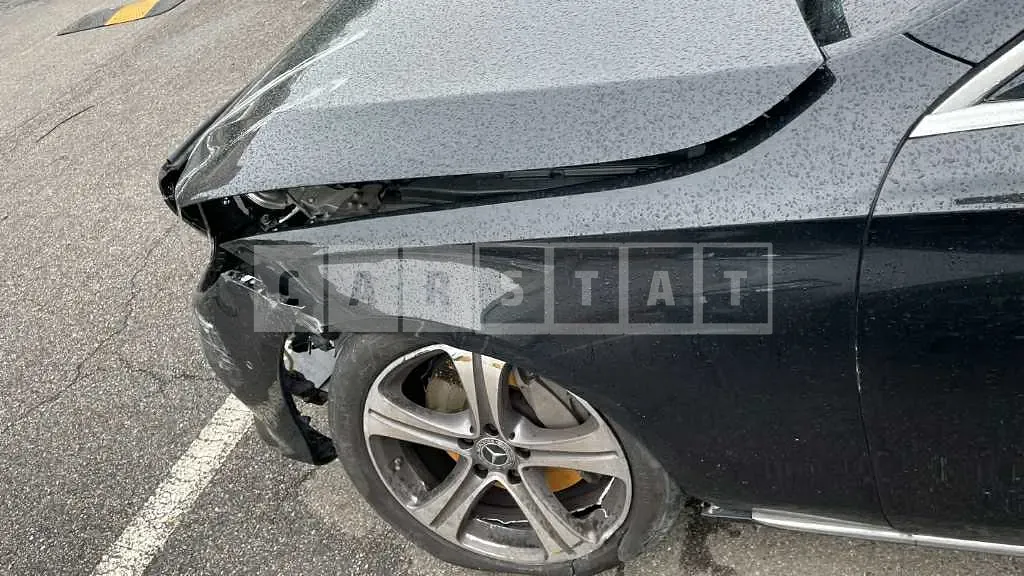 Photo 2 of 50: 2019 Mercedes-Benz E 300, VIN WDDZF4JB8KA631479 — Korean insurance auction
