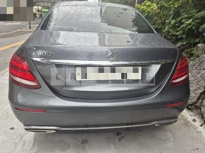 Photo 2 of 25: 2018 Mercedes-Benz E200, VIN WDDZF4CB9JA357043 — Korean insurance auction
