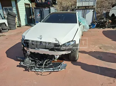 Photo 1 of 13: 2018 Mercedes-Benz E 300, VIN WDDZF4JB0JA404298 — Korean insurance auction