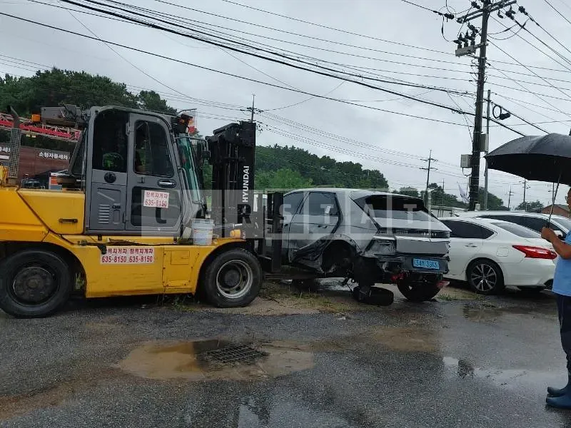 Photo 2 of 15: 2022 Hyundai Modern Ionic 5 — Korean insurance auction