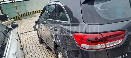Photo 2 of 32: 2017 Kia Sorento, VIN KNAPS81ABHA341237 — Korean insurance auction
