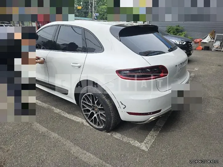 Photo 2 of 44: 2016 Porsche Macan Turbo — Korean insurance auction