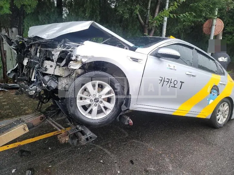 Photo 2 of 7: 2017 Kia K5 2.0 — Korean insurance auction