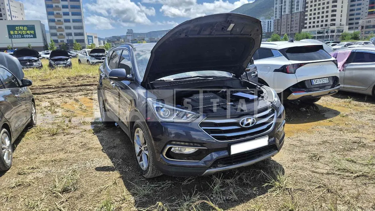 Photo 2 of 11: 2017 Hyundai Santa Fe, VIN KMHSW81UBHU753540 — Korean insurance auction