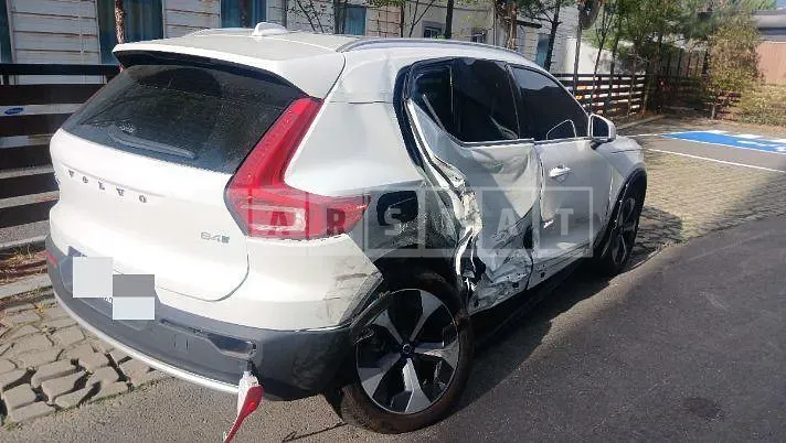 Photo 2 of 7: 2025 Volvo XC40B4 AWD — Korean insurance auction