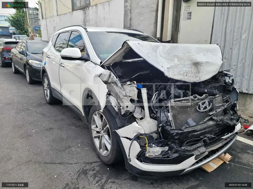 Photo 2 of 14: 2016 Hyundai Santa Fe, VIN KMHSW81UBGU663077 — Korean insurance auction