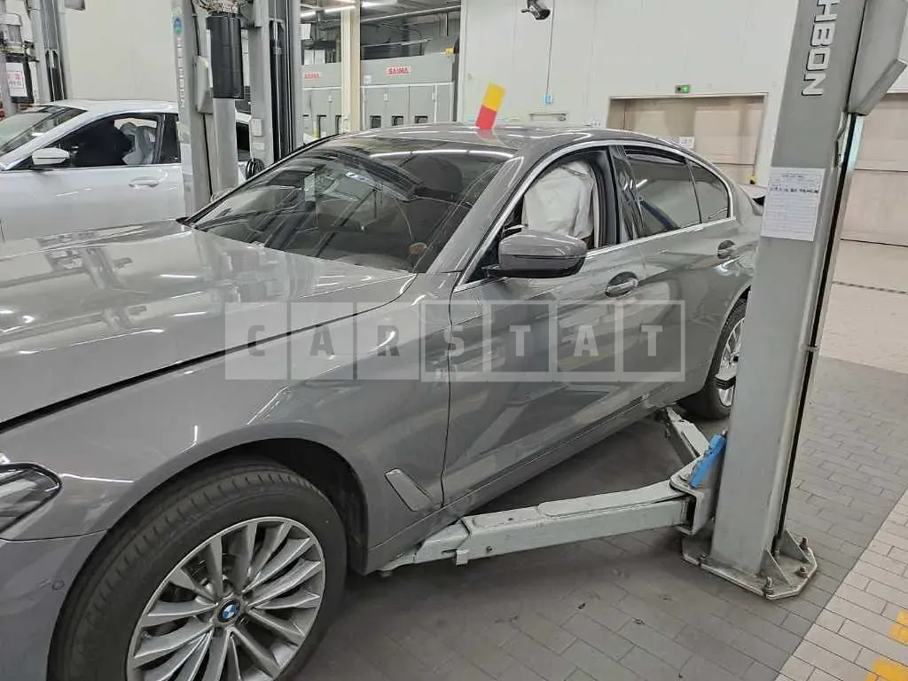 Photo 2 of 14: 2021 BMW 520i — Korean insurance auction