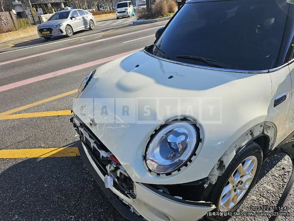 Photo 2 of 9: 2018 MINI Cooper Five-Door, VIN WMWXU1104J2H33844 — Korean insurance auction