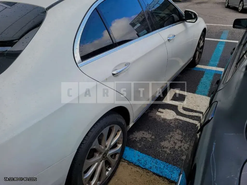 Photo 2 of 9: 2018 Mercedes-Benz E300 4Matic, VIN VWDDZF4KB3JA30038 — Korean insurance auction