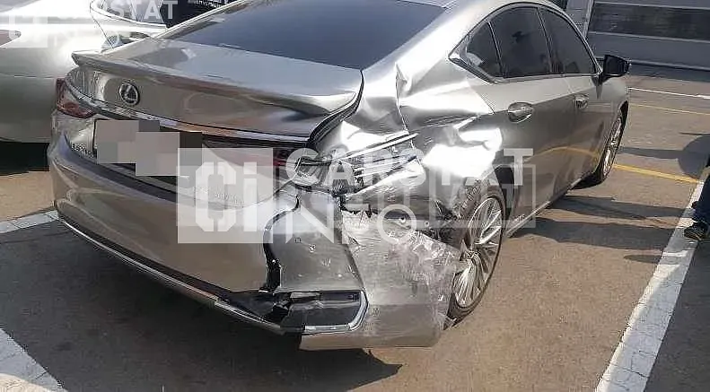 Photo 2 of 17: 2020 Lexus ES300h, VIN JTHBA1C11M2002106 — Korean insurance auction