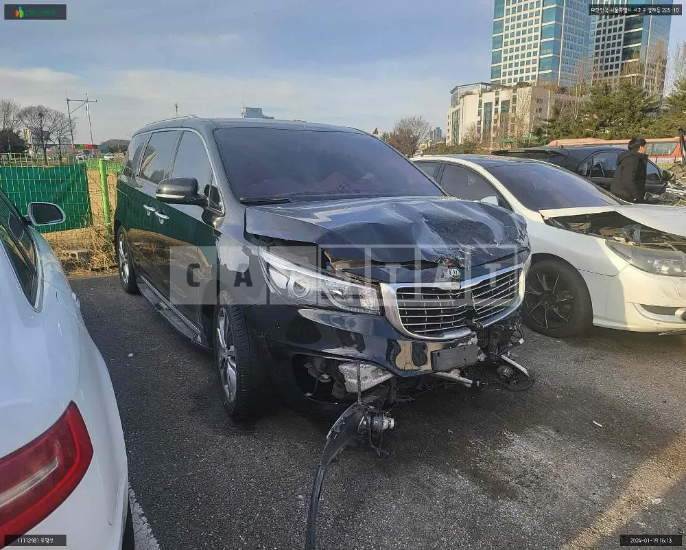 Photo 2 of 15: 2017 Kia Carnival, VIN KNAME81ABHS331858 — Korean insurance auction