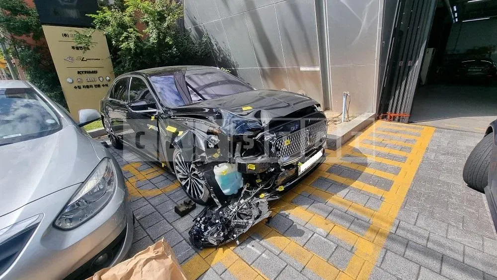 Photo 2 of 26: 2018 Lincoln Ford Continental 3.0 AWD, VIN 1LN6L9BC3J5617681 — Korean insurance auction