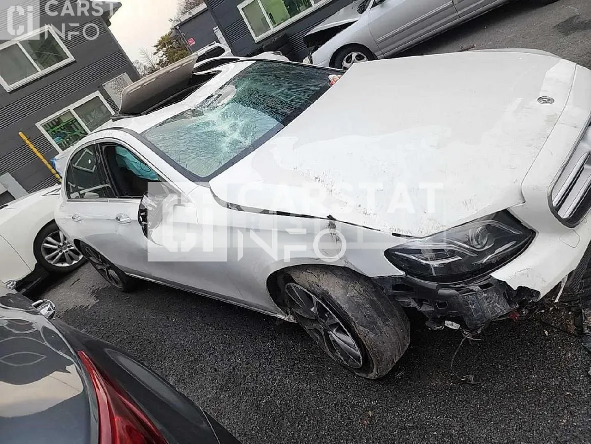 Photo 2 of 10: 2019 Mercedes-Benz E 300 4Matic, VIN WDDZF4KB5KA672067 — Korean insurance auction