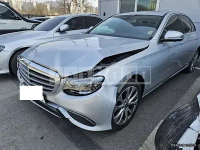 Photo 1 of 18: 2018 Mercedes-Benz E 300 4Matic, VIN WDDZF4KB9KA528991 — Korean insurance auction