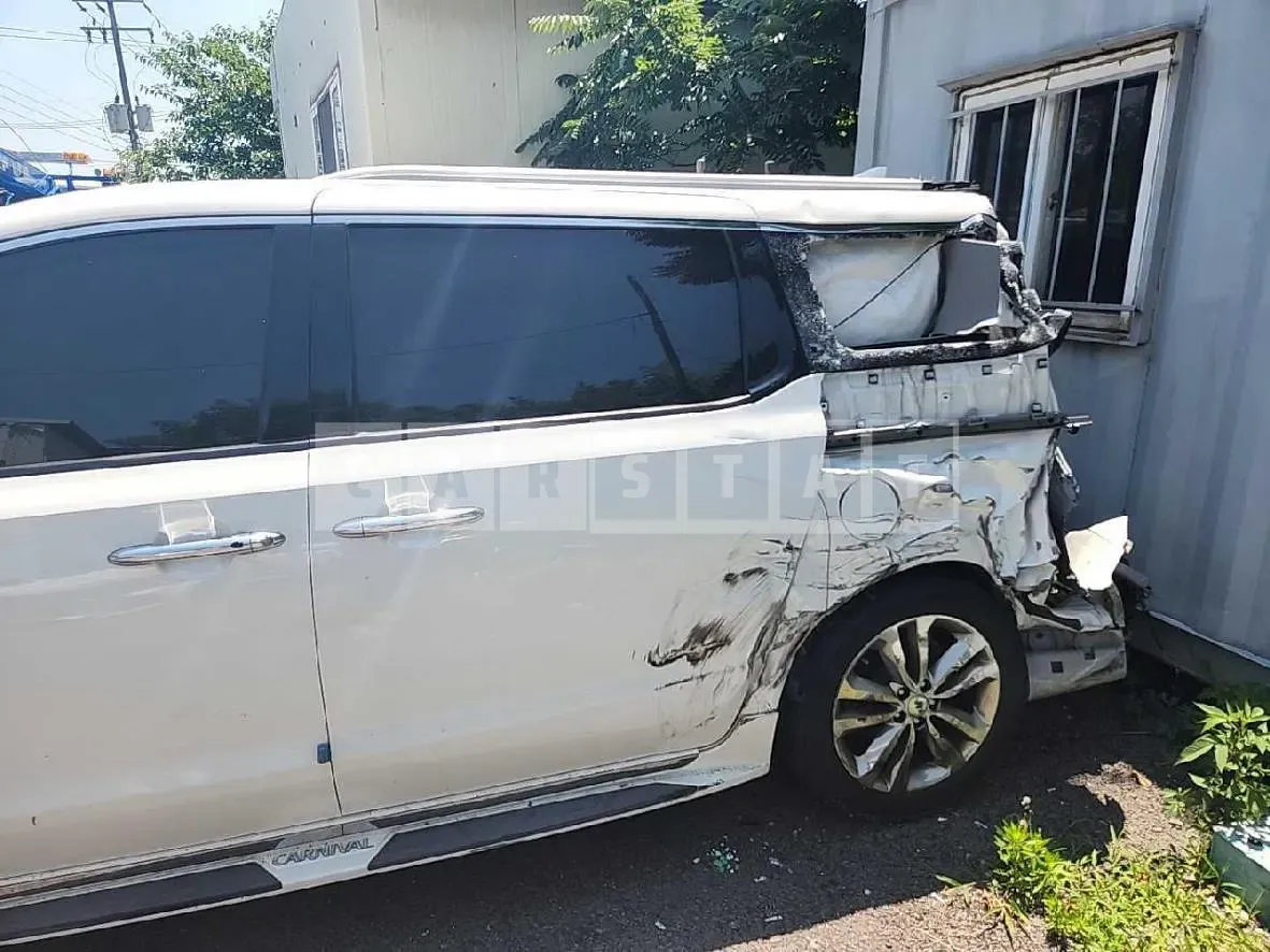 Photo 2 of 15: 2016 Kia Carnival — Korean insurance auction