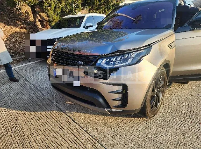 Photo 2 of 29: 2018 Land Rover Discovery TD6, VIN SALRA2BK3JA063127 — Korean insurance auction