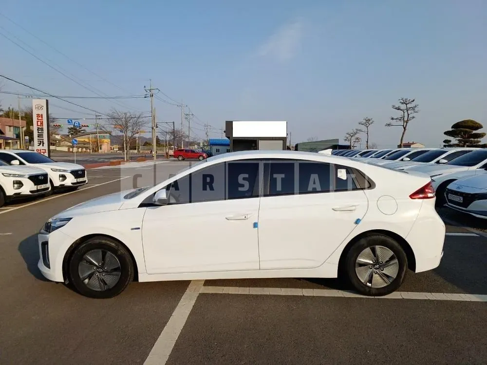 Photo 2 of 8: 2020 Hyundai IONIQ Hybrid, VIN KMHC751CGLU208315 — Korean insurance auction