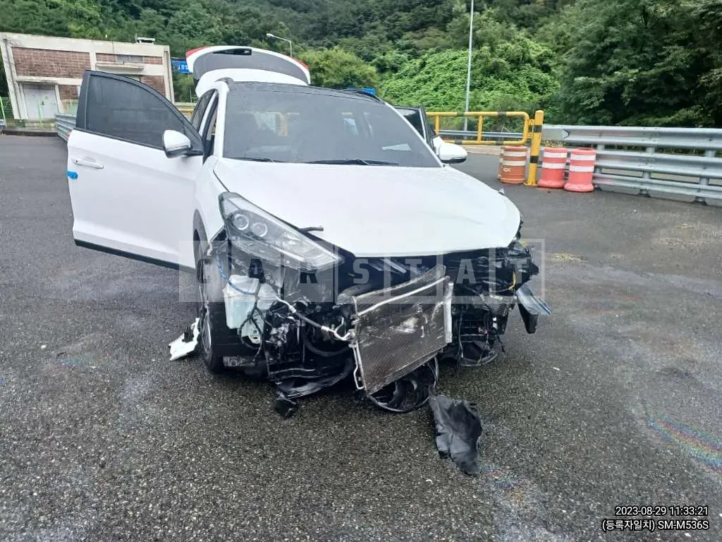 Photo 2 of 5: 2016 Hyundai Tucson, VIN KMHJ3815GGU045634 — Korean insurance auction