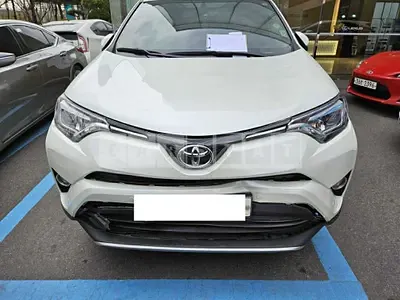 Photo 1 of 40: 2018 Toyota RAV4 2WD, VIN JTMYFREV6JD111012 — Korean insurance auction