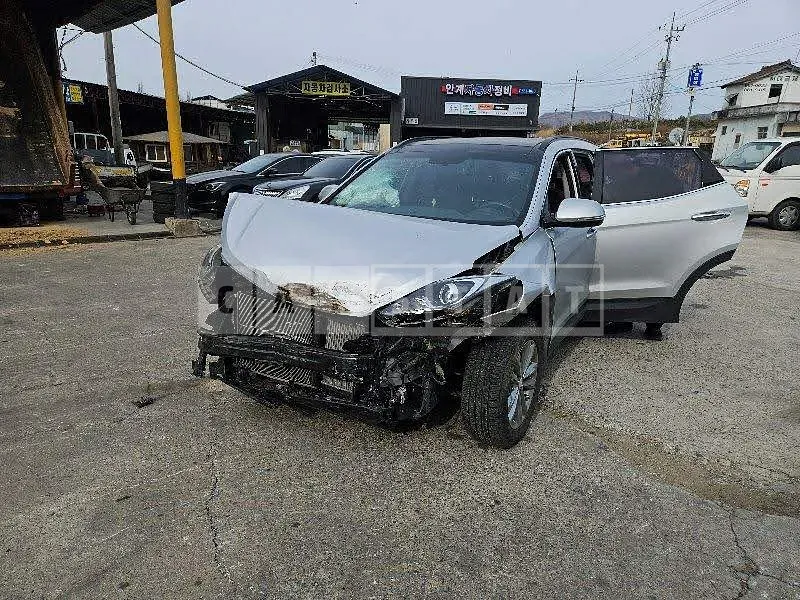 Photo 2 of 15: 2017 Hyundai Santa Fe, VIN KMHSW81UBJU771687 — Korean insurance auction