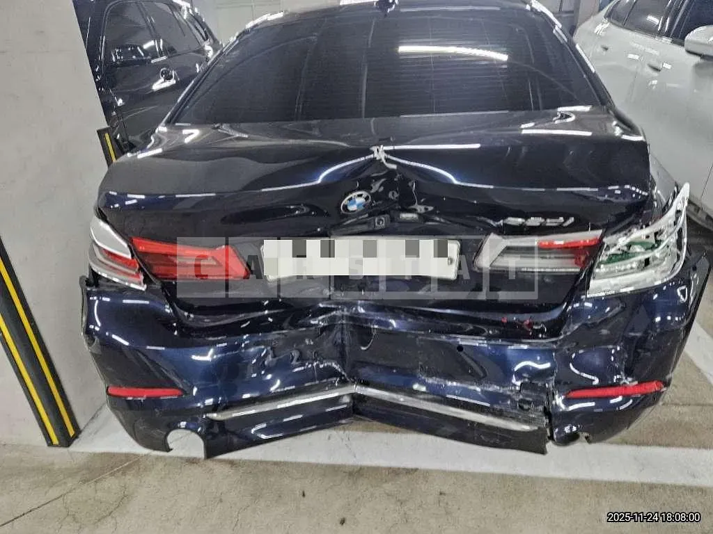 Photo 2 of 10: 2019 BMW 520i Luxury — Korean insurance auction