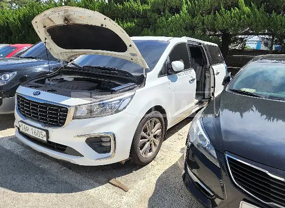 Photo 2 of 8: 2019 Kia Carnival, VIN KNAMC81ABKS579771 — Korean insurance auction