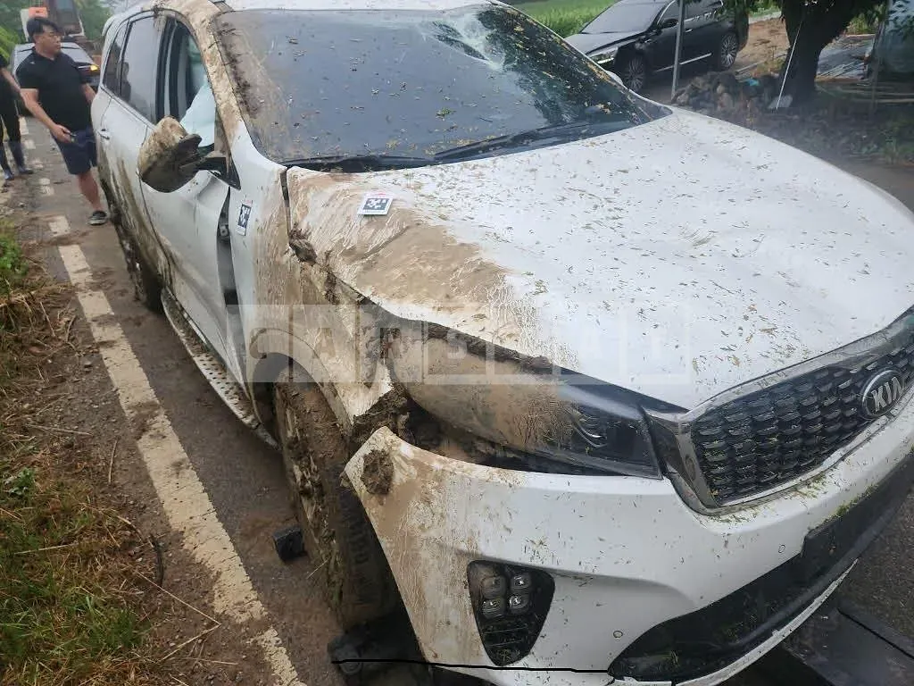 Photo 2 of 62: 2018 Kia Sorento, VIN KNAPS81BDKA504676 — Korean insurance auction
