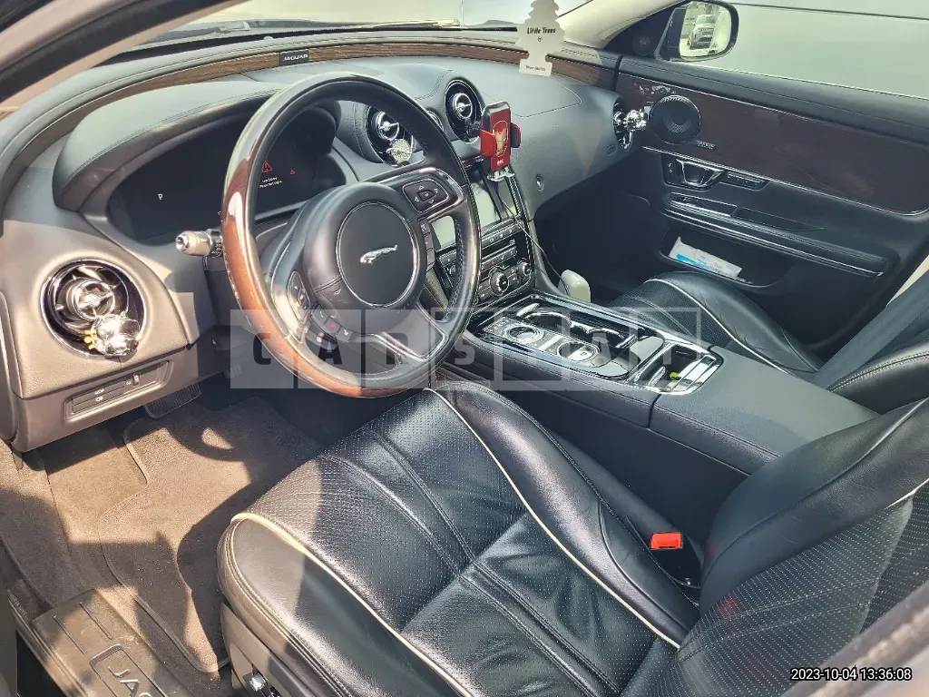 Photo 2 of 27: 2016 Jaguar XJ 3.0d, VIN SAJAA2294GNV93398 — Korean insurance auction