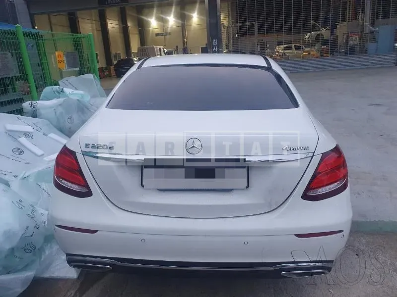 Photo 2 of 15: 2019 Mercedes-Benz E220d 4Matic, VIN WDDZF0FB3KA618074 — Korean insurance auction