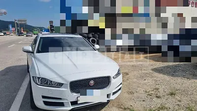 Photo 1 of 9: 2017 Jaguar XE 20T — Korean insurance auction