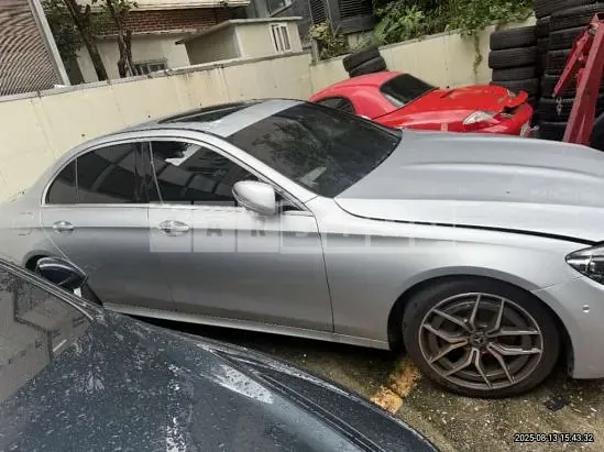 Photo 2 of 13: 2022 Mercedes-Benz E220d 4Matic — Korean insurance auction