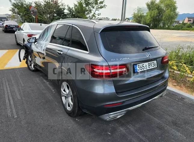 Photo 2 of 5: 2017 Mercedes-Benz GLC220d 4Matic, VIN WDC0G0FB6HF138861 — Korean insurance auction