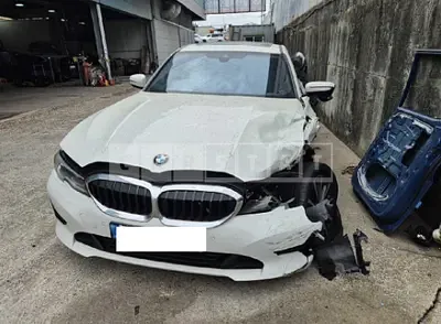 Photo 1 of 26: 2021 BMW 320i — Korean insurance auction