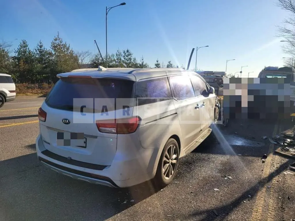 Photo 2 of 9: 2015 Kia Carnivals — Korean insurance auction