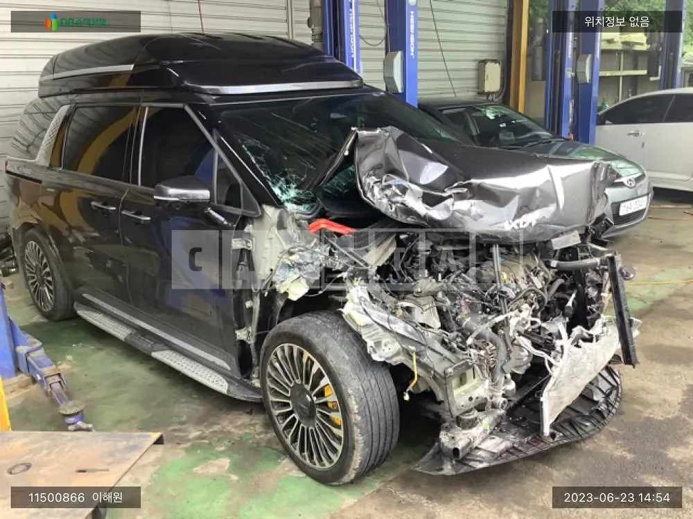 Photo 2 of 24: 2021 Kia Carnival, VIN KNANC813BMS069393 — Korean insurance auction