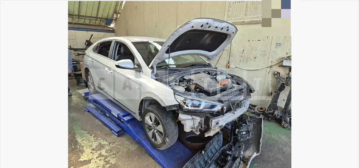 Photo 2 of 19: 2017 Hyundai IONIQ Hybrid, VIN KMHC951DGJU060035 — Korean insurance auction