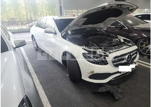 Photo 2 of 30: 2017 Mercedes-Benz E220d — Korean insurance auction