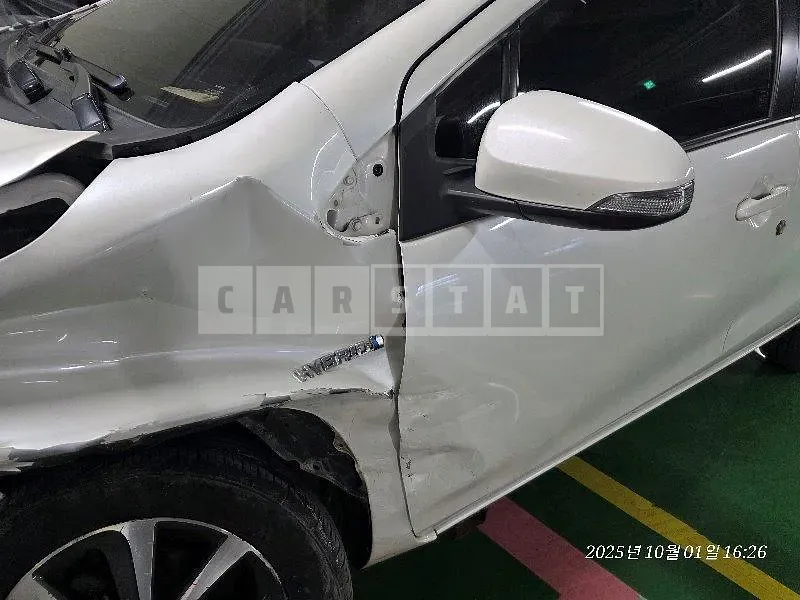 Photo 2 of 12: 2018 Toyota Prius C — Korean insurance auction