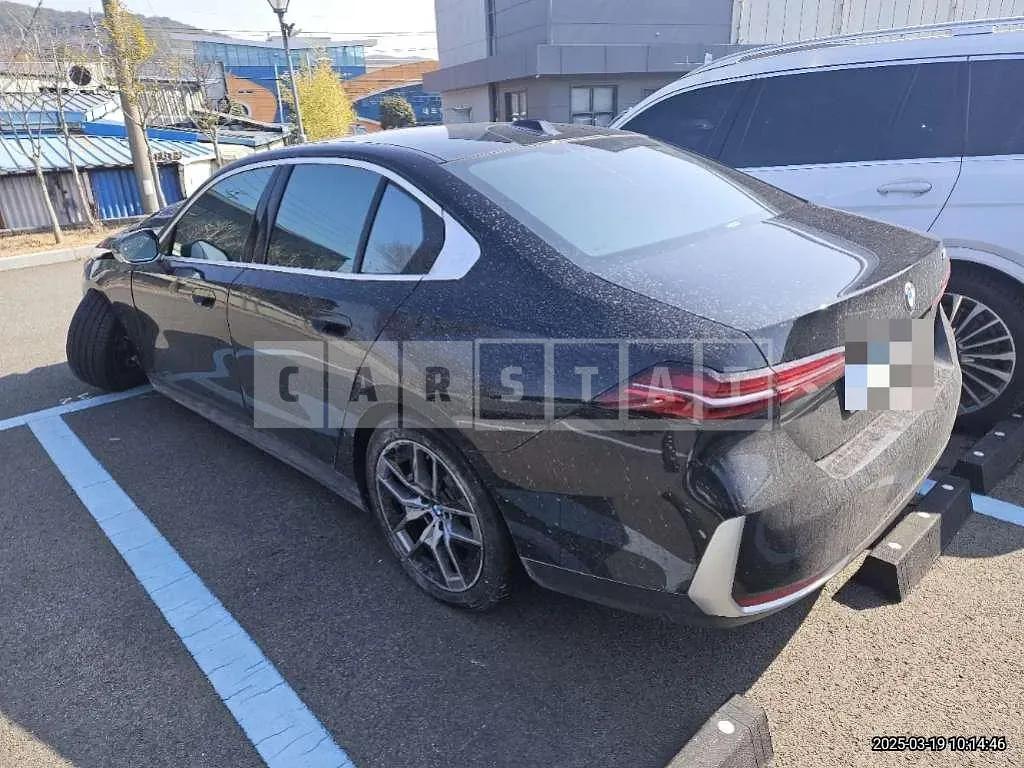 Photo 2 of 16: 2024 BMW 523d — Korean insurance auction